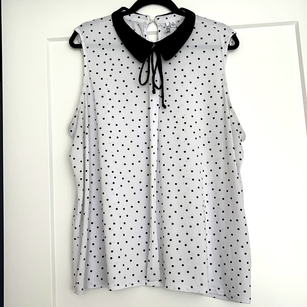 Elle polka dotted black and white top. Size xxl.